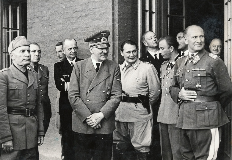 Адольф Гитлер, его соратники и Бенито Муссолини (слева) 20 июля 1944 года, в день покушения на Гитлера