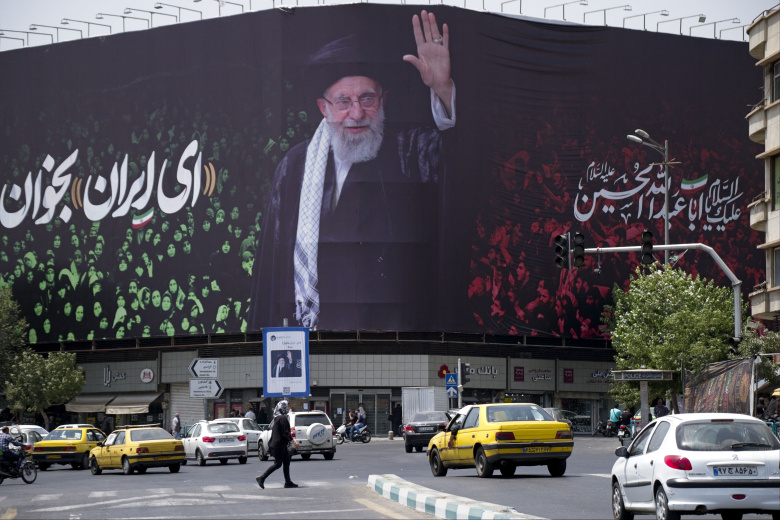 Гигантский рекламный щит с портретом верховного лидера Ирана аятоллы Али Хаменеи и надписью на персидском языке «Пой, о Иран!» висит на государственном здании в центре Тегерана