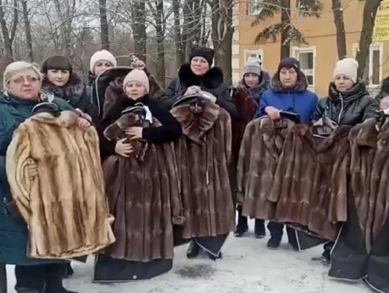 Женщины Донбасса с шубами