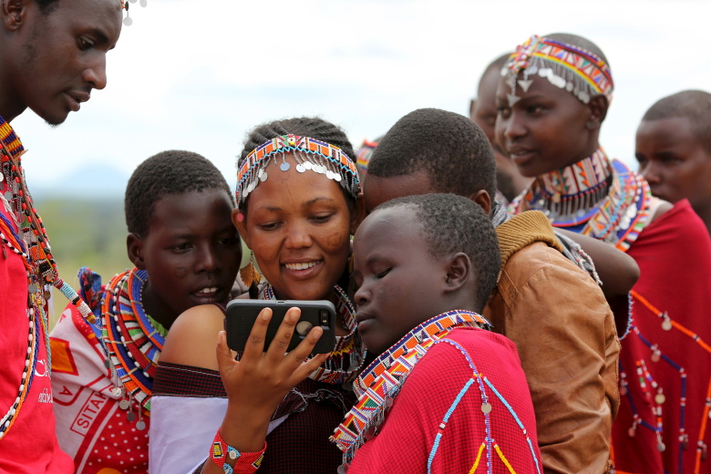 Люди из племени Масаи смотрят видео на мобильном телефоне. Фото: Siegfried Modola / Reuters