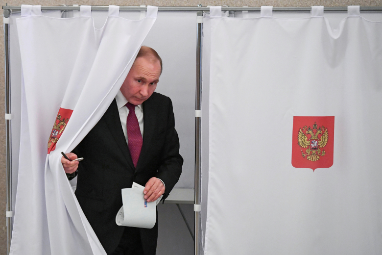 Владимир Путин на избирательном участке. Фото: Yuri Kadobnov / Reuters