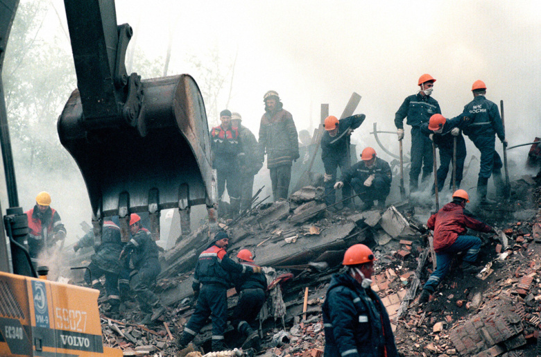 Спасатели на руинах жилого дома № 6 по Каширскому шоссе. Взрыв в подвале кирпичной пятиэтажки прогремел в 5 утра 13 сентября 1999 г.