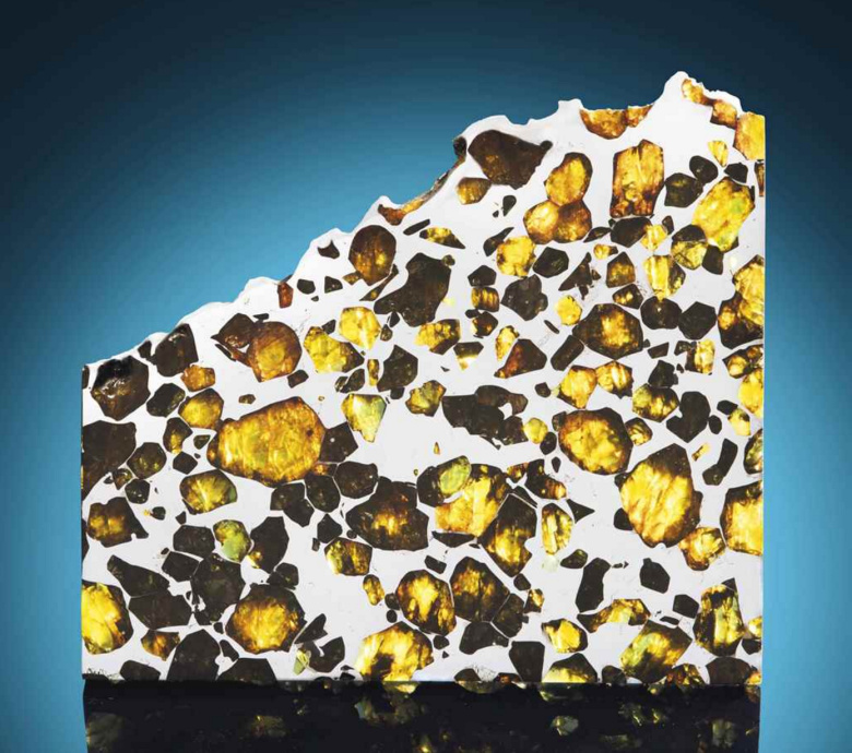 Эскель, один из красивейших метеоритов в мире. Оценочная стоимость: $7115–11 384; вес 314 г. Найден в аргентинской Патагонии в 1951 году. Фрагмент среза метеорита имеет железно-никелевую основу с вкраплениями оливина и хризолита. Эскель стал первым палласитом, кусочки которого начали использовать в современном ювелирном деле.