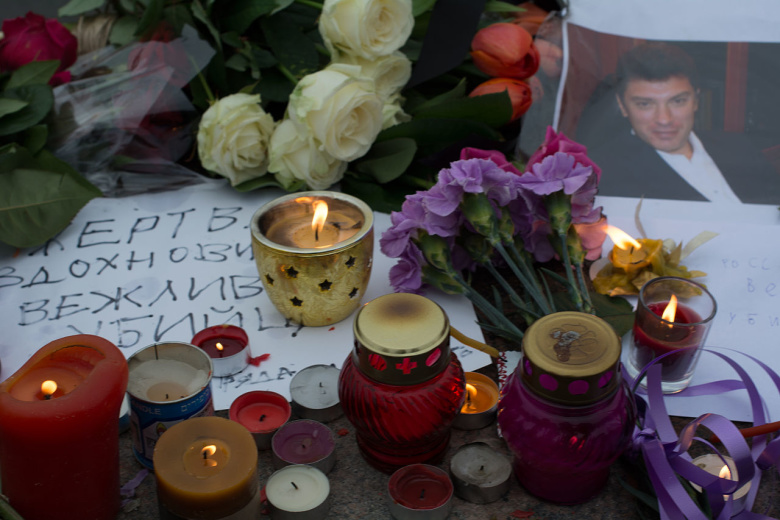 Цветы и свечи рядом с местом убийства Бориса Немцова. Фото: Dhārmikatva / Wikimedia Commons