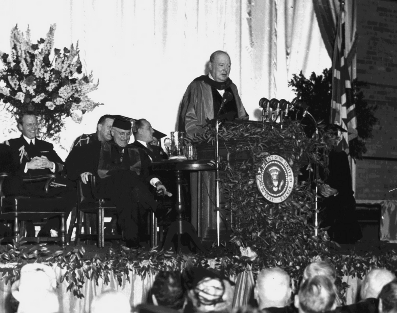Уинстон Черчиль во время  речи в Вестминстерском колледже в Фултоне