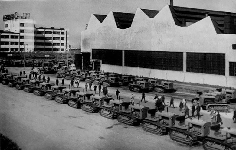 Челябинский тракторный завод — один из гигантов первой пятилетки — был построен американской архитектурно-строительной компанией Альберта Кана. Первой продукцией завода стали американские тракторы Caterpillar Sixty, выпускавшиеся в СССР под маркой «Сталинец»