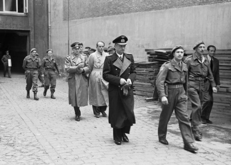 Арест адмирала Карла фон Дёница (в центре), начальника штаба вермахта генерала Альфреда Йодля и министра строительства и вооружений Альберта Шпеера (в светлом плаще). Фленсбург, 23 мая 1945 г.