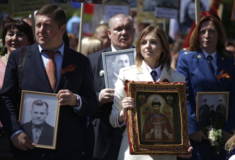 Наталья Поклонская с иконой царя Николая II во время шествия «Бессмертного полка»