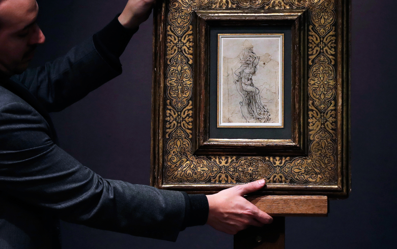 Сотрудник французского аукционного дома Tajan демонстрирует работу авторства Леонардо да Винчи "Святой Себастьян".