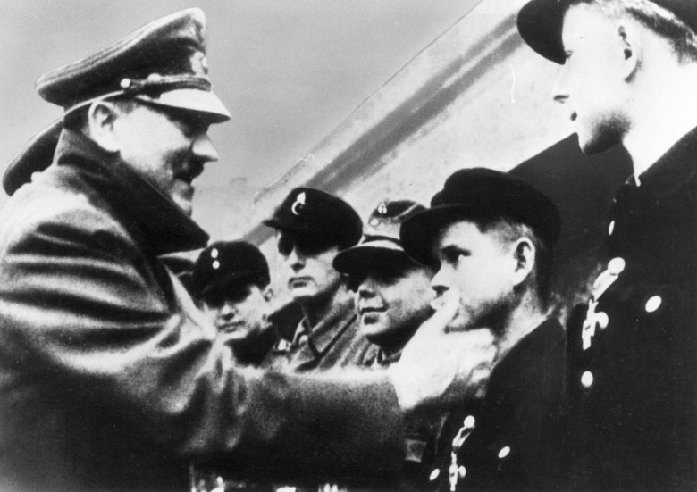 Адольф Гитлер награждает членов Гитлерюгенда, участвующих в обороне Берлина. Апрель 1945 года