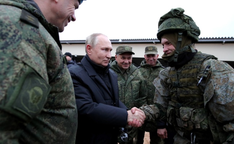 Владимир Путин во время посещения рязанского военного полигона
