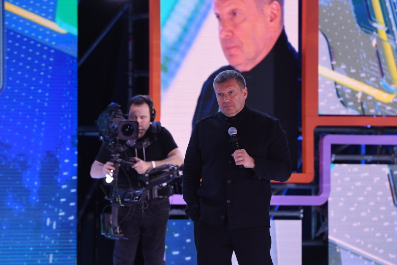 Телеведущий Владимир Соловьёв выступает на федеральном образовательном марафоне "Новые горизонты"