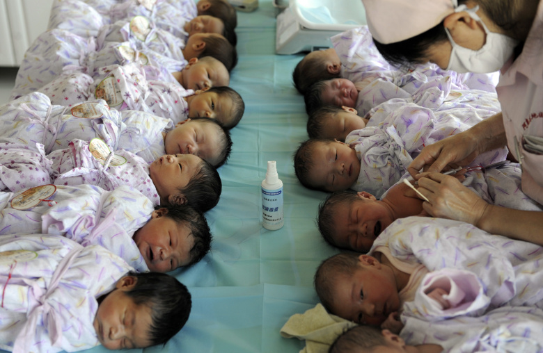 Новорожденные дети во время вакцинации. Китай