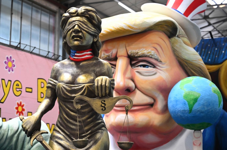Кельн, 25 февраля 2025 года, кукла Дональда Трампа на традиционном карнавале