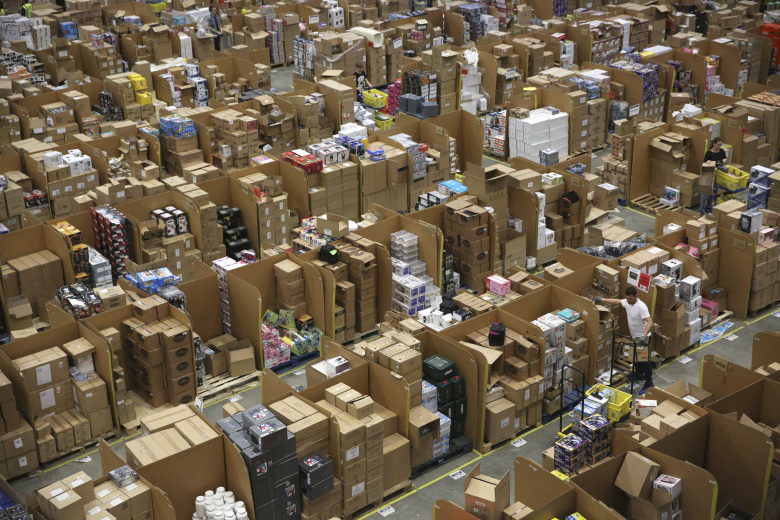 Посылки Amazon в черную пятницу. Фото: Neil Hall / Reuters