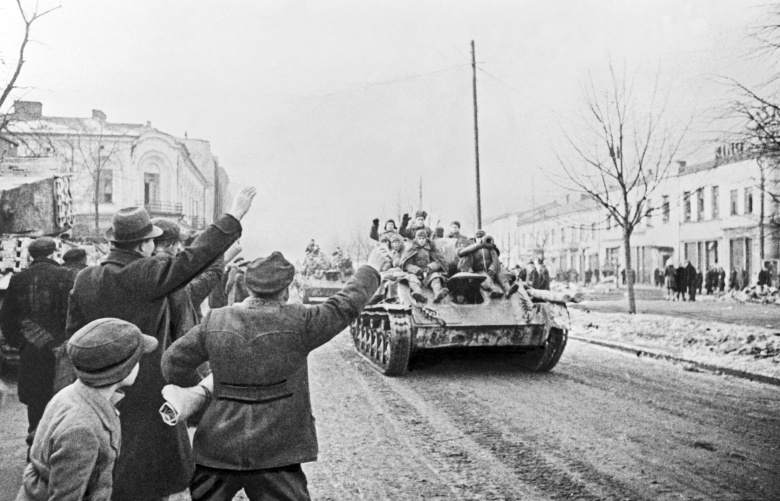 Поляки встречают наступающих танкистов РККА. Ченстохов, 9 февраля 1945 года