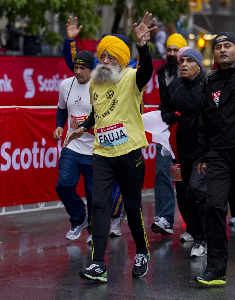 101-летний марафонец Фауджа Сингх на 23-м Toronto Waterfront Marathon в Торонто, 14 октября 2012 года