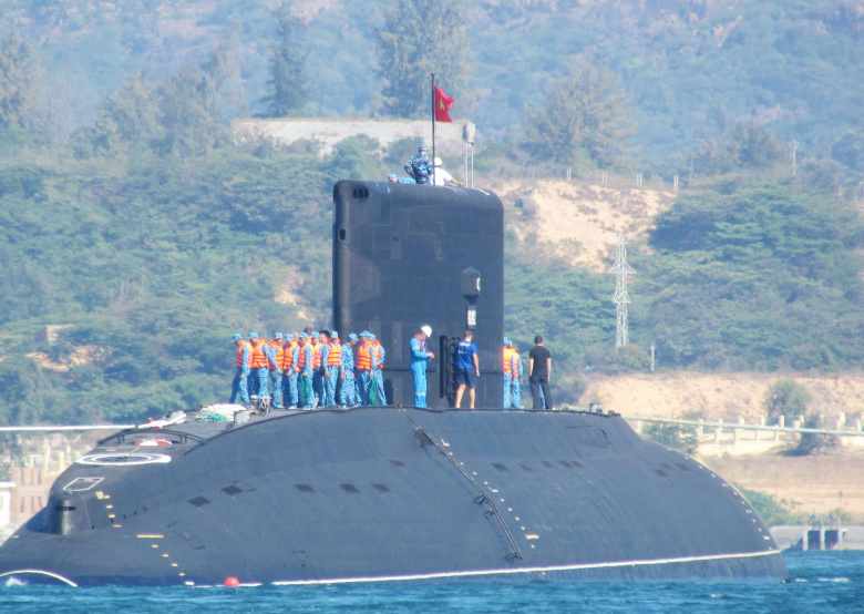 Подводная лодка "Ханой" вьетнамского ВМФ, построенная в России, в акватории Южно-Китайского моря. Фото: VNA / ZUMA / Global Look Press