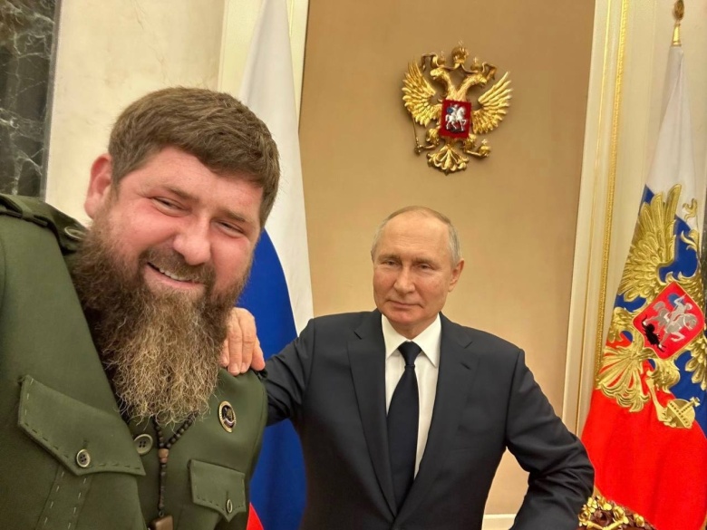 Рамзан Кадыров делает селфи с Владимиром Путиным