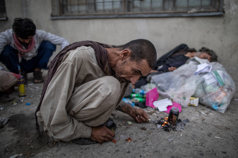 Потребление героина на улицах Кабула. Фото 2021 г.