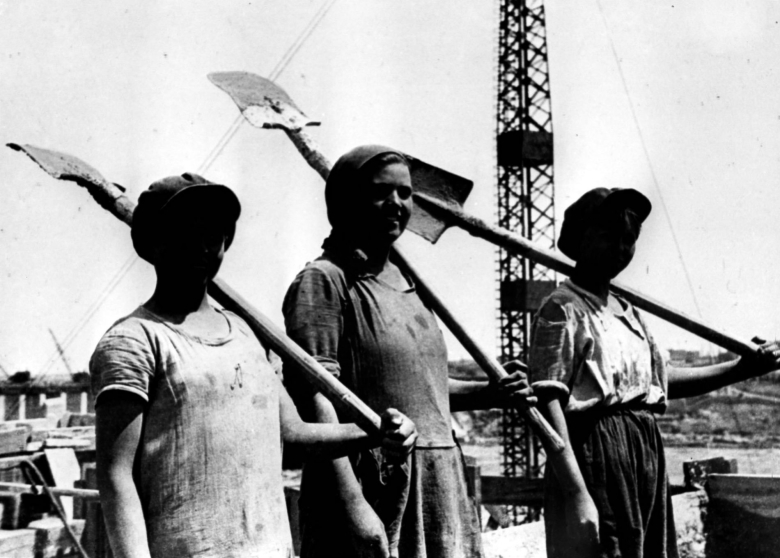 Строительство Днепрогэса. Комсомолки-бетонщицы. Запорожье, 1931.