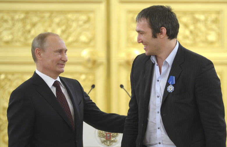 Владимир Путин и Александр Овечкин на церемонии награждения в Кремле. Фото: Reuters