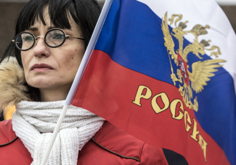 Участница акции "Антимайдан" в Санкт-Петербурге. Фото: Руслан Шамуков / ТАСС