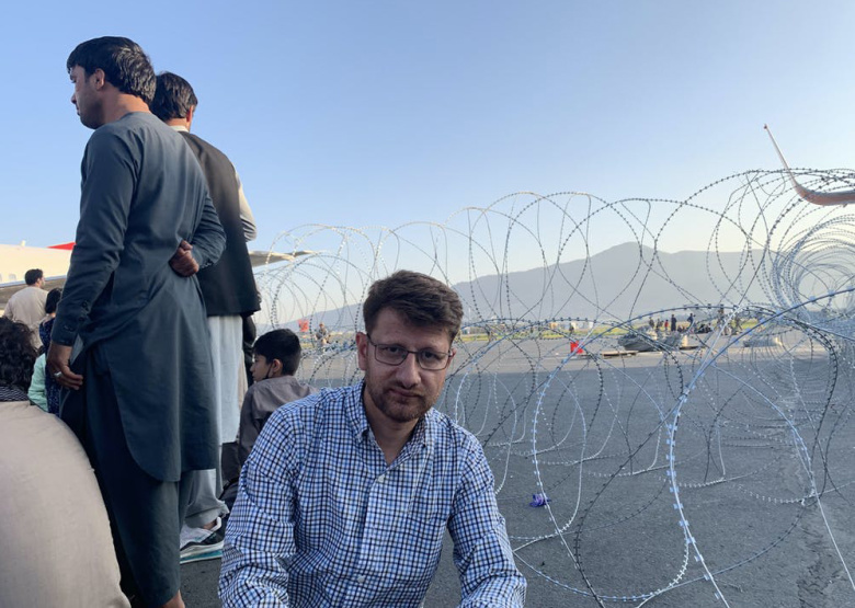 Ханиф Суфизада у ограды международного аэропорта Хамида Карзая, 16 августа 2021