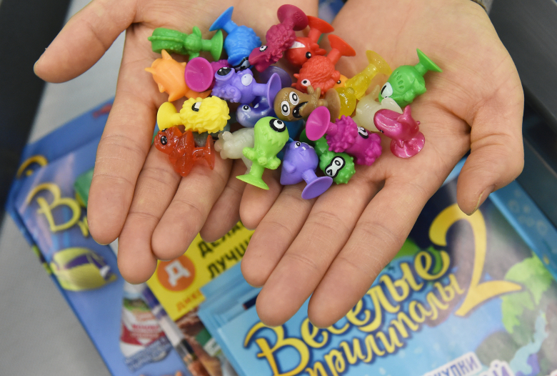 Промоакция с раздачей игрушек-«прилипал» в магазине «Дикси». Фото: Анатолий Жданов / Коммерсантъ