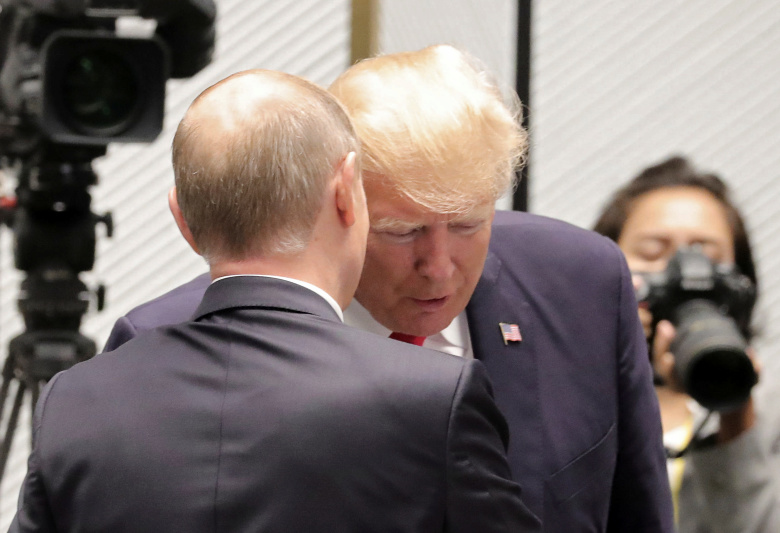 Владимир Путин и Дональд Трамп во время саммита АТЭС во Вьетнаме. Фото: Mikhail Klimentyev / Kremlin / Sputnik