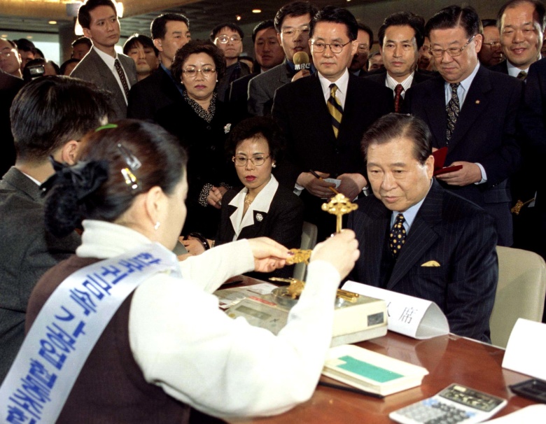 Президент Республики Корея Ким Дэ Чжун сдает личные золотые украшения