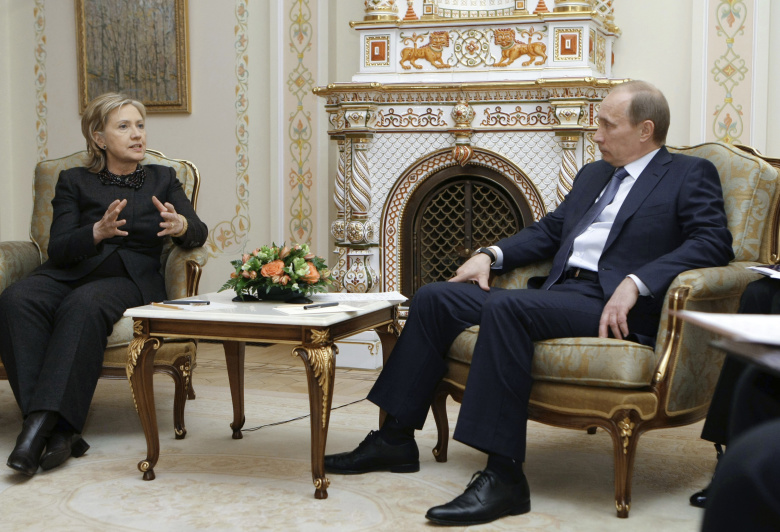 Хиллари Клинтон и Владимир Путин. 2010 год