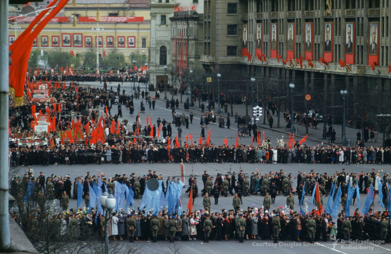 Демонстранты готовятся к выходу на Красную площадь. 1 мая 1953 года