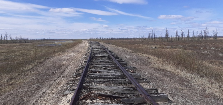 Остатки перегона «Салехард — Надым»: одного из объектов недостроенной Трансполярной магистрали, брошенной после смерти Сталина. 2021 год