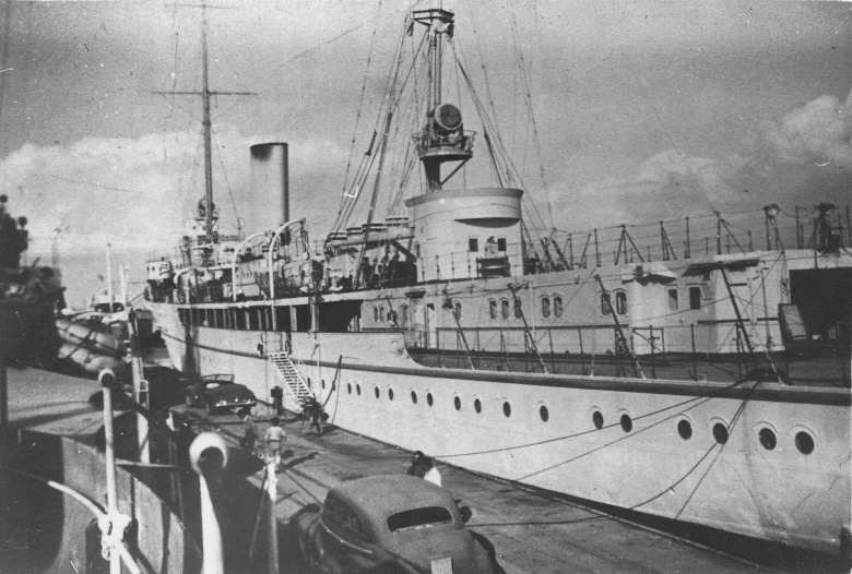 Яхта Гитлера: посыльное судно "Сверчок" в порту Бейрута, декабрь 1948