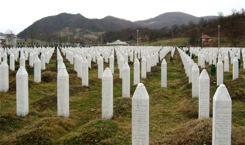 Надгробья жертв геноцида. Поточари, 2009 год