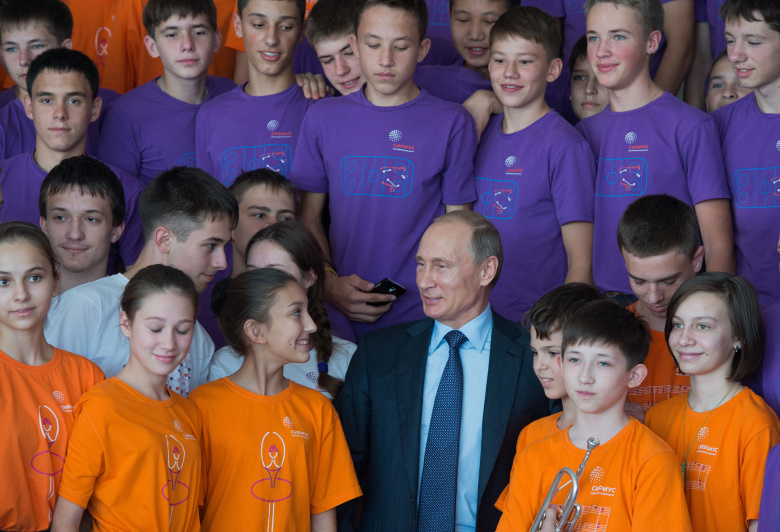 Президент РФ Владимир Путин фотографируется с учениками образовательного центра «Сириус» в Сочи. Фото: Сергей Гунеев / РИА Новости