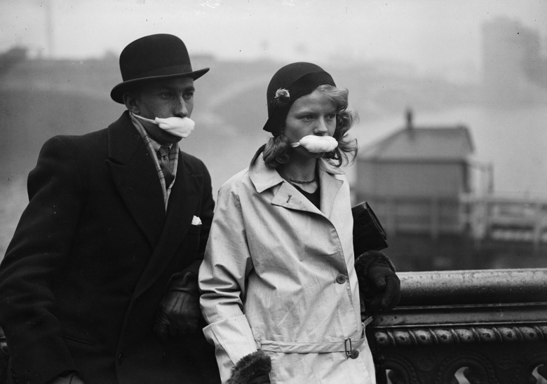 Жители Лондона в повязках для профилактики простуды, 1932 год. Фото: Fox Photos / Getty Images