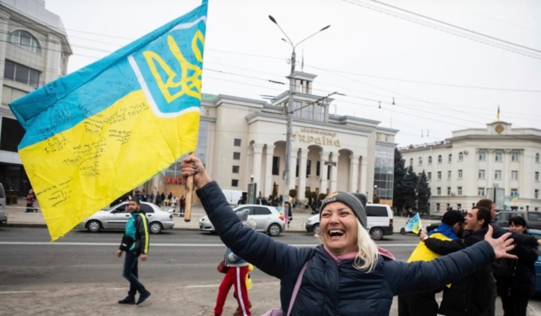 Жители Херсона празднуют освобождение города украинской армией