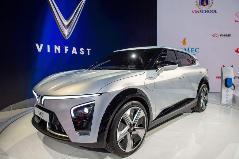 Вьетнамский автомобильный стартап Vinfast демонстрирует свою модель VF7 на выставке технологий CES в Лас-Вегасе, 6 января 2022 года. Выход электромобиля на рынок запланирован на 2023 год. Фото: Андрей Соколов / dpa / Global Look Press