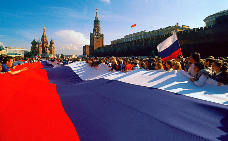 Гигантский Российский флаг на Красной площади в дни празднования победы демократических сил.