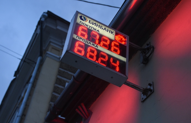 Электронное информационное табло курса валют банка.  Фото: Кристина Кормилицына/Коммерсантъ