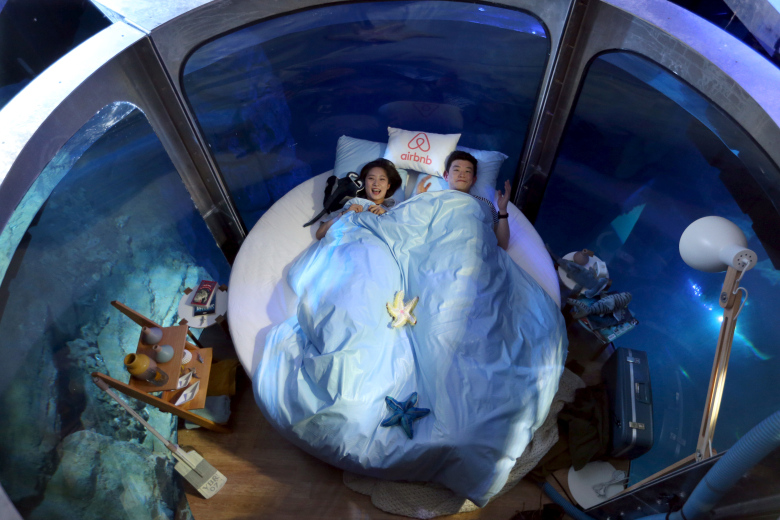 Китайская пара выиграла конкурс airbnb на самое необычное место для ночевки - аквариум с акулами. Фото: Charles Platiau / Reuters