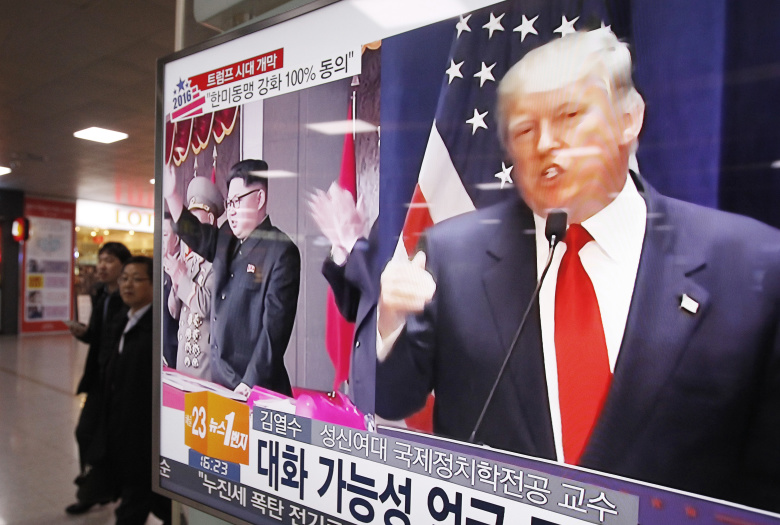 Ким Чен Ын и Дональд Трамп. 9 ноября, станция метро в Сеуле. Фото: Ahn Young-joon AP / TASS