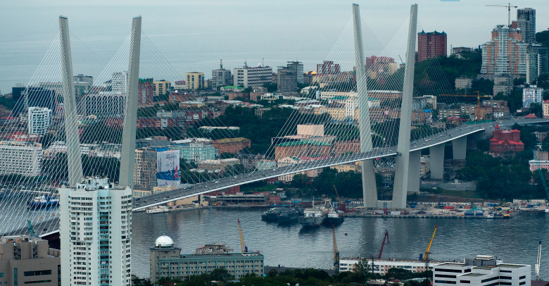 Вид на город и вантовый мост через бухту Золотой Рог во Владивостоке.