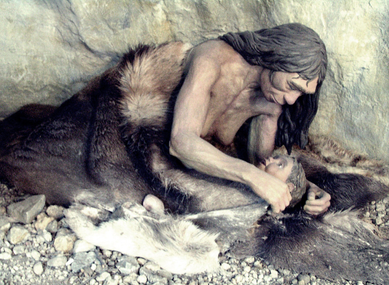 Неандертальская мать баюкает младенца. Фрагмент диорамы в Моравском музее в Брно.