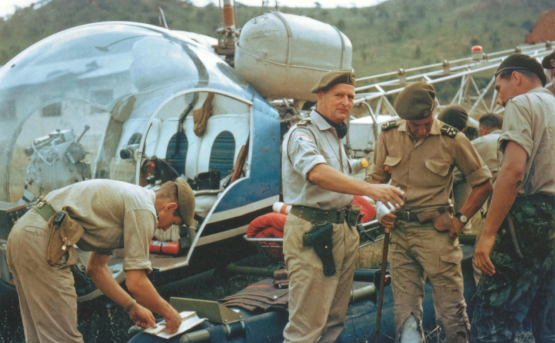 Полковник Майкл Хоар (в центре) командует эвакуацией раненых в ходе одного из сражений гражданской войны в Конго, 1965 год