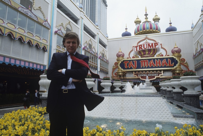 Дональд Трамп на открытии казино «Тадж-Махал», 1990. Фото: Yann Gamblin / Paris Match / Getty Images