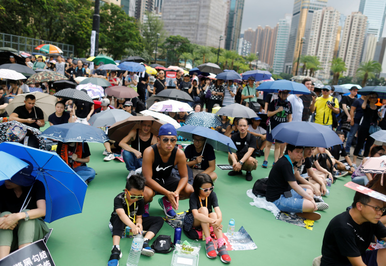 Протестующие в парке Виктории, Гонконг. Фото: Thomas Peter / Reuters