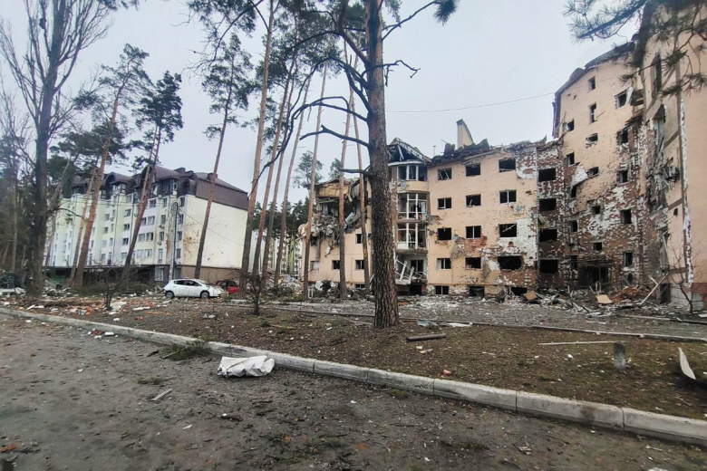 Разрушенные обстрелами жилые дома. Окраины города Ирпень ближе к Буче. Киевская область. 2-3 марта 2022 г.